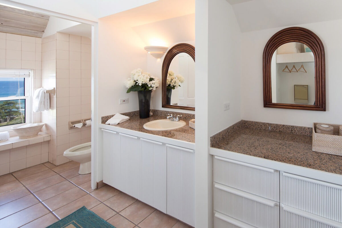 Hibiscus Villa Penthouse Suite Bathroom